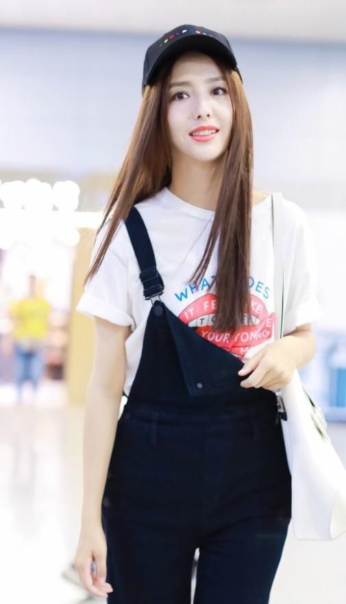 佟丽娅把包包拿来敲东西了?角都凹进去这么多了，意外很时尚