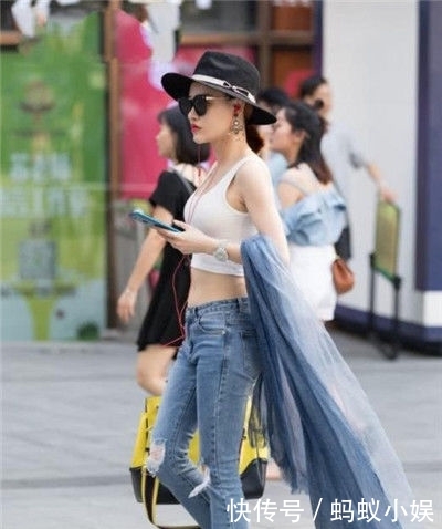  『气质』街拍：清纯的小美女，灰色百褶裙搭配黑色马甲，彰显简约的气质美