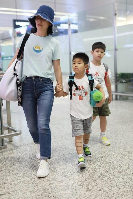 『 卡通』卡通t恤尽显潮范,穿亲子装太温馨,沙溢胡可一家四口走机场