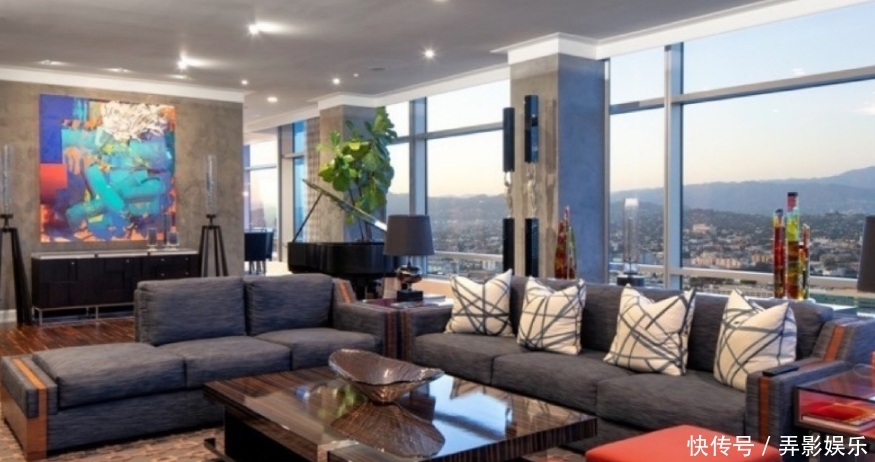 斯台普斯球馆是属于谁