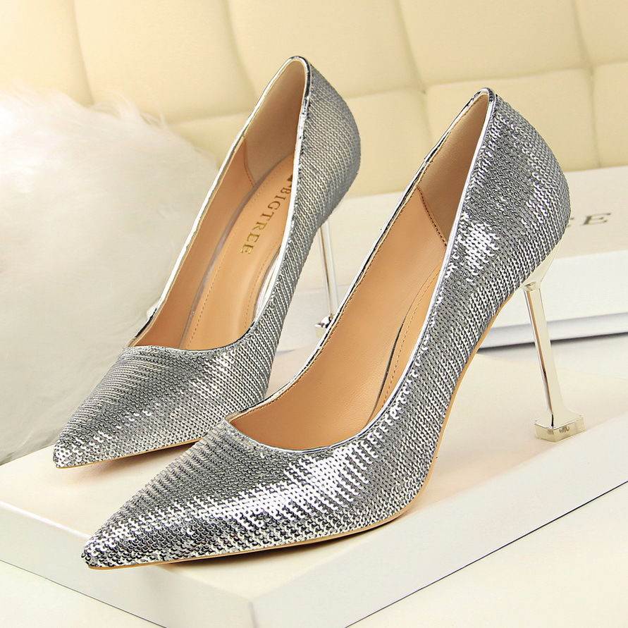 细跟尖头高跟鞋穿在脚上，做一个真正的女人，美的让人窒息