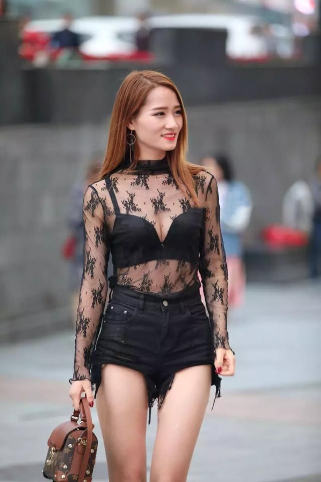 镂空薄纱罩衫搭配黑色短裤，高贵神秘大胆张扬