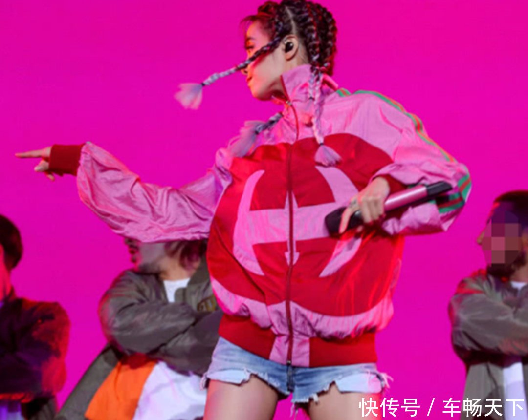 蔡依林穿“三角裤”现身活动，全靠两块白布遮挡，网友：真敢穿！