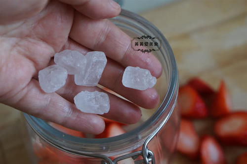  「草莓」草莓酒好喝有窍门，老妈30多年的秘方，滴滴香醇，解春困就靠它了