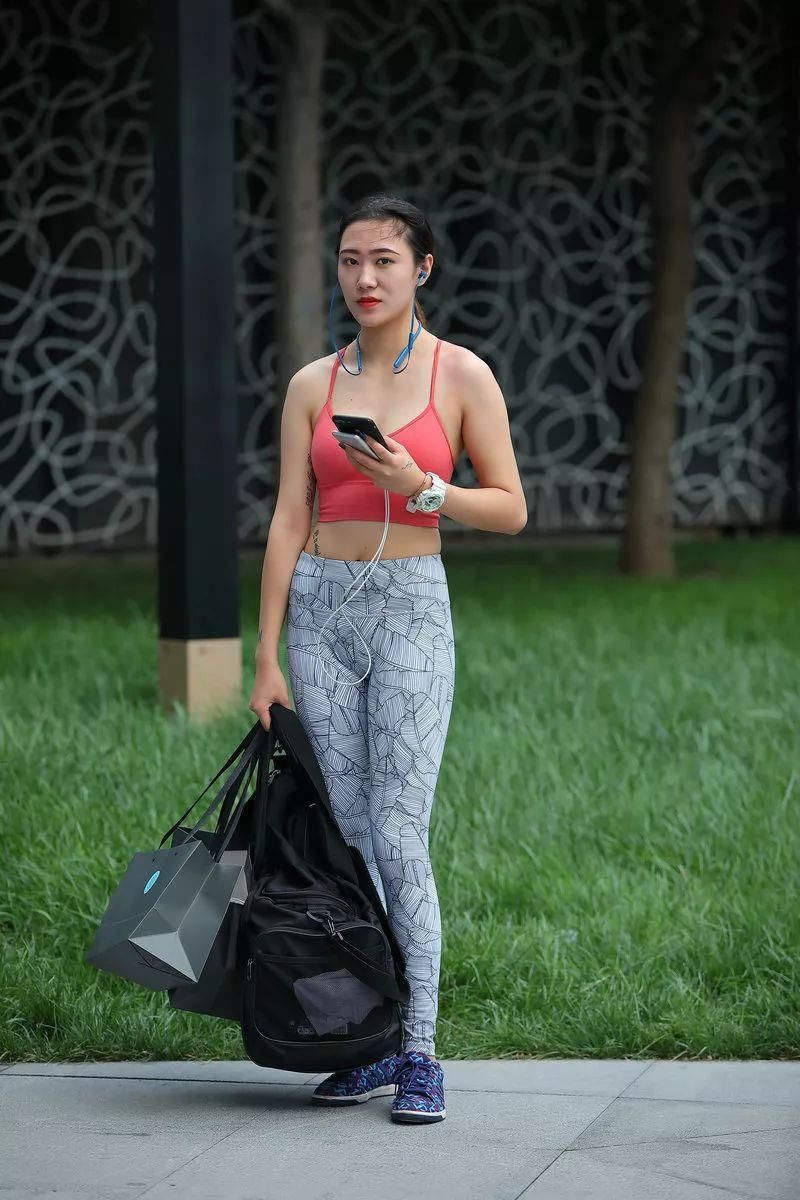 红色吊带露脐背心搭配灰色高腰紧身长裤,完美锁骨细腻柔软