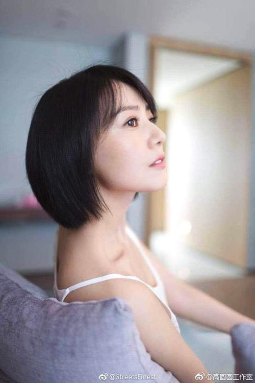 高圆圆真会装嫩，吊带衫却配了这样一条裙子，赵又廷快来管管！