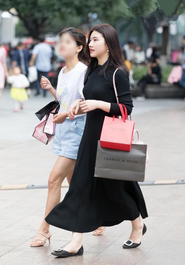 街拍，街头时尚的女孩都开始这样穿了，时尚、凉快、显身材