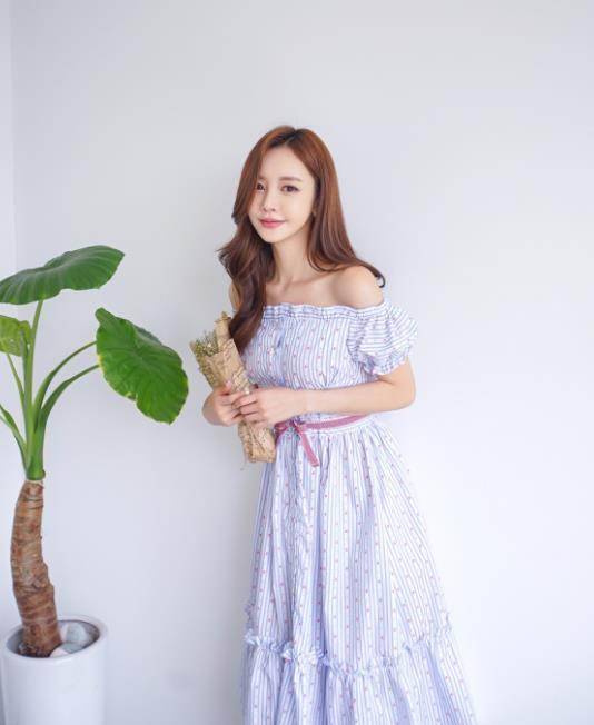  气质|街拍：窈窕淑女的美女，一条一字肩连衣裙，优雅气质迷人