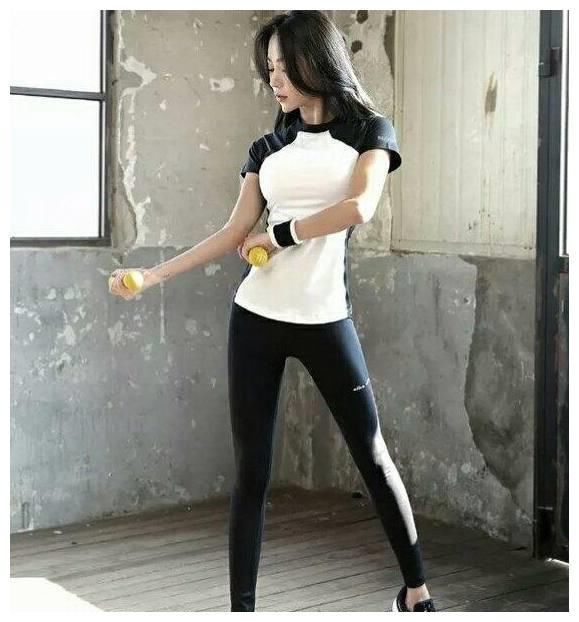 美图：紧身裤凸显出大方得体的气质美感，更显优雅大方的气质！