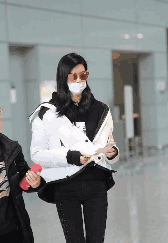 奚梦瑶摔倒后机场戴口罩, 滑肩穿衣秀长腿, 网友: 终于穿裤了!