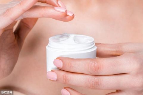  「皮肤」洗完脸：“先水后乳”是错的！教你正确做法，皮肤细腻越来越好
