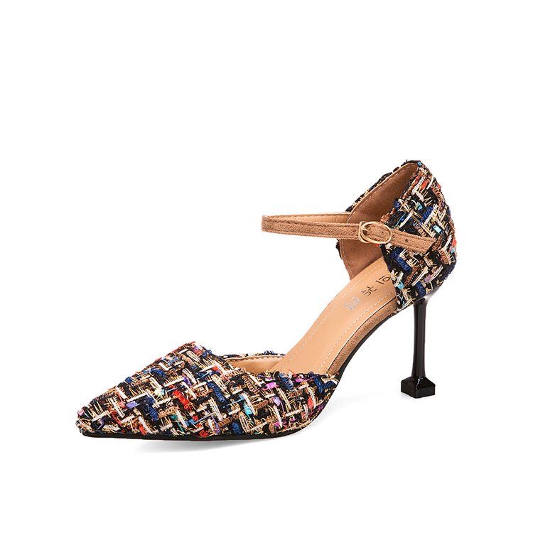 你的脚型这么好，不穿尖头鞋真是太可惜了，展现出自己独特的美