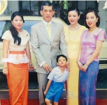  『自拍照』泰王难能可贵的车里自拍照！西拉米笑颜如花