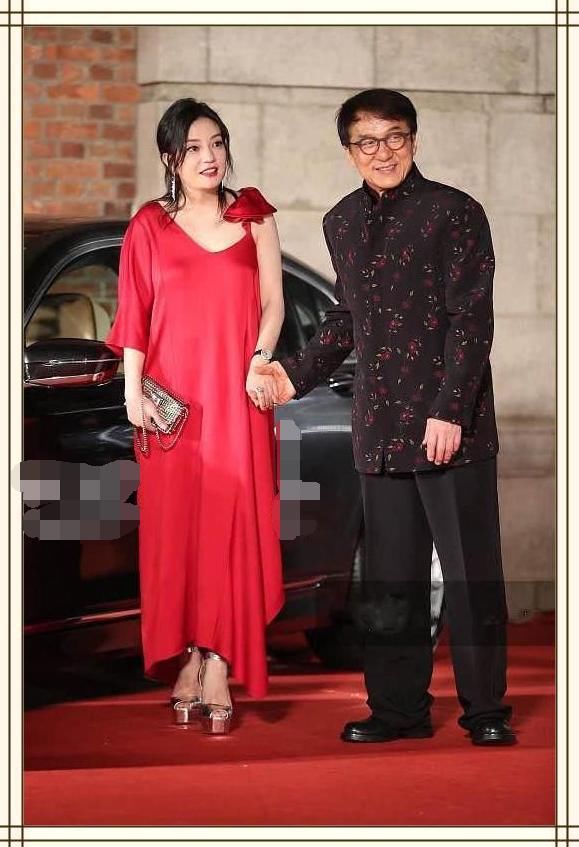 海清40岁，赵薇42岁，二人同穿红色长裙，气质差距绝不止一个2岁