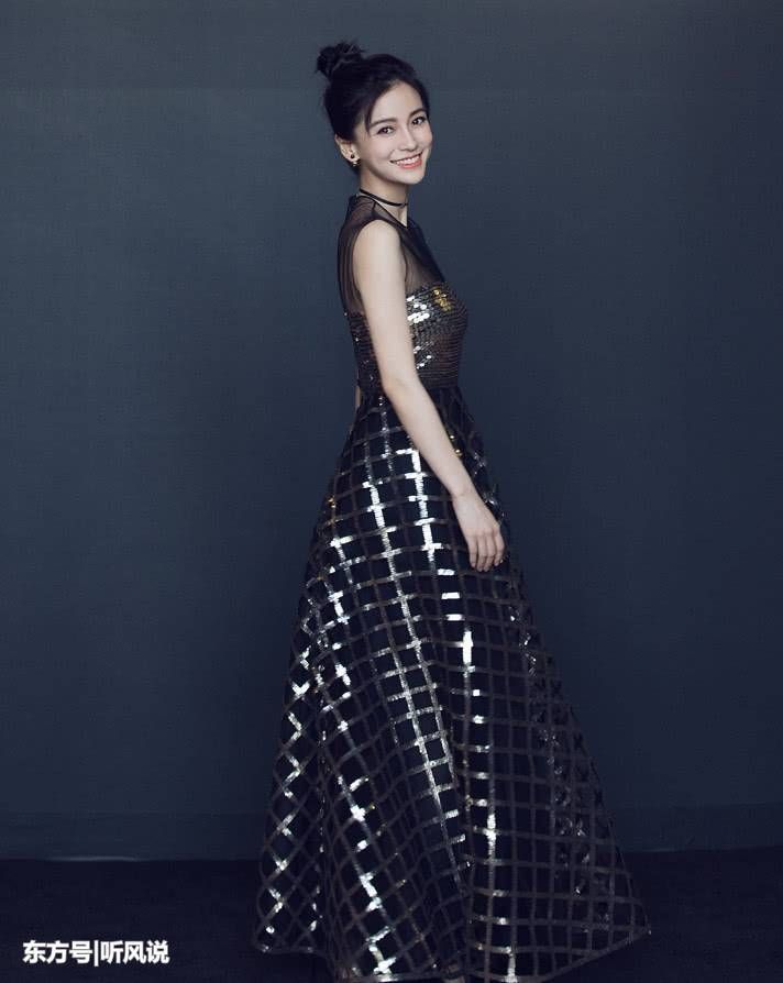 杨颖穿镂空裙好淑女,后背塞麦的接收器还这么瘦,真吃不胖体质?