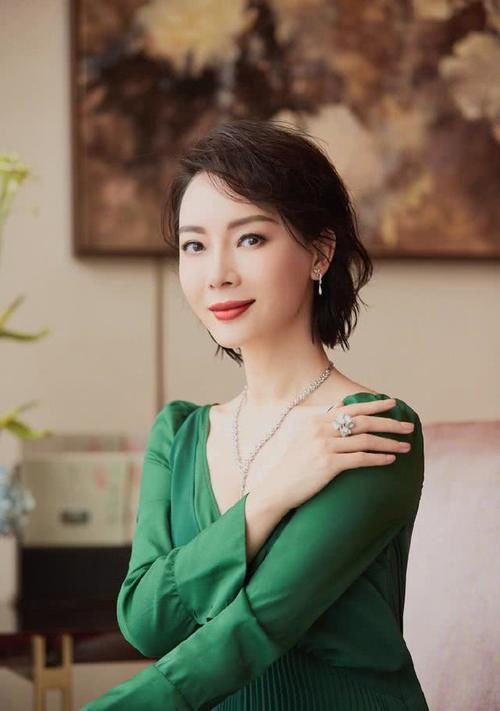 脸部■脸部表情僵硬，网友直呼不再是当年的方艳芸了，陈数开直播带货