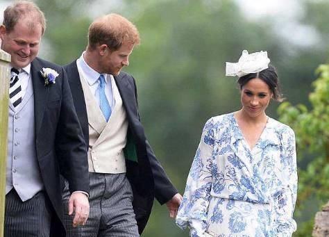 戴安娜侄女与梅根都穿花裙子，两人衣品高下立判，王妃鞋子是亮点