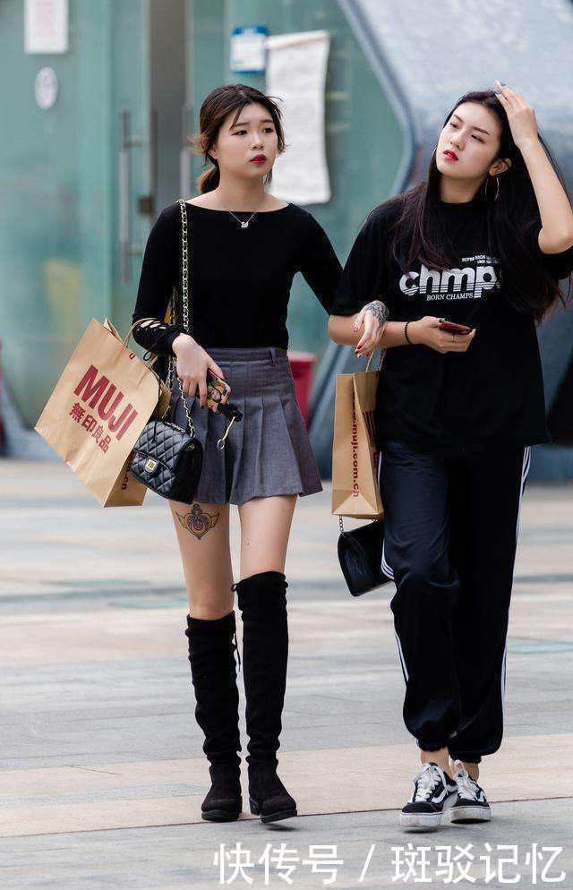 街拍：紧身黑裤搭配灰色短袖卡通上衣的水蛇腰小姐姐，身材真好