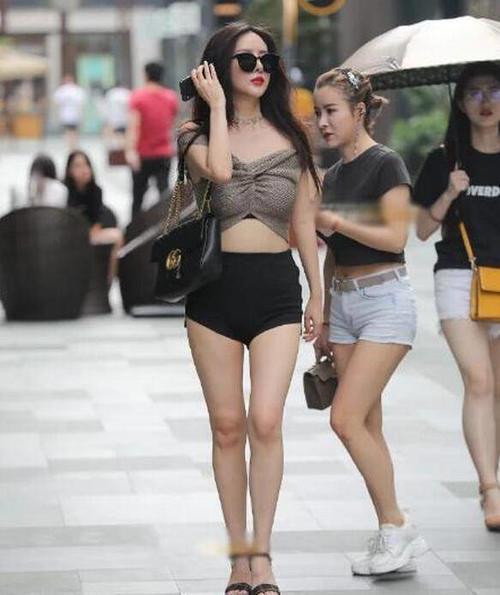 身材微胖的小姐姐，紧身穿搭秀出完美姿，很美很迷人！