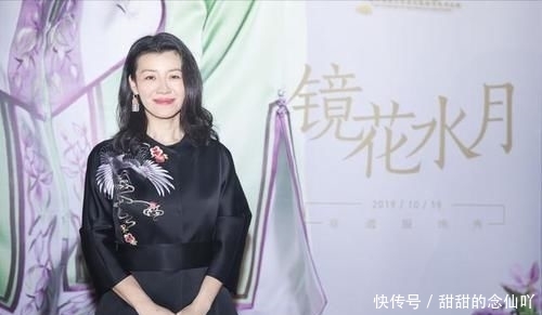  『显得整体』“德华”终于打扮！一袭黑色国风裙华丽大气，虽显胖但气质真好