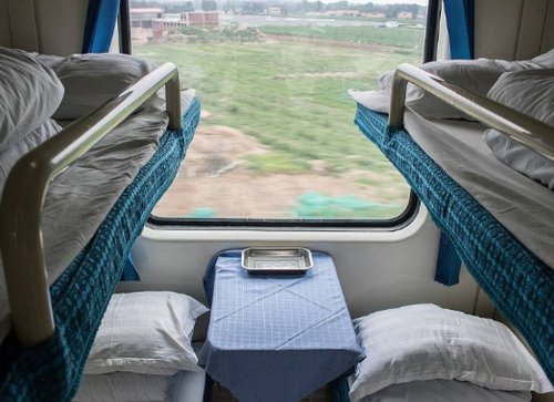 火车卧铺，很多人习惯“头朝窗”，为什么乘务员做错了？