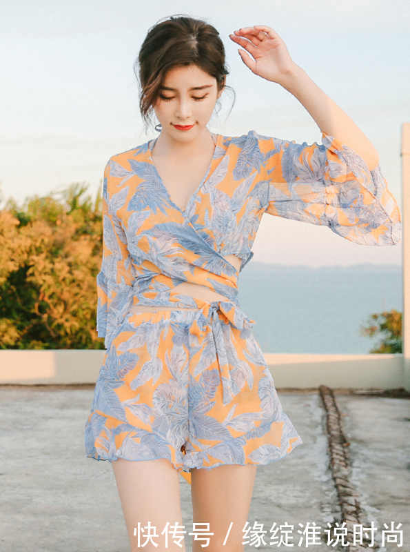 时尚穿搭泳衣小姐姐清新的度假风情扑面而来，简直太好看！