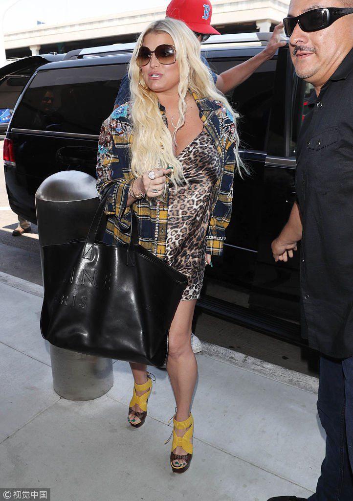 杰西卡豹纹裙露美胸“呼之欲出” 手挽丈夫幸福撒狗粮