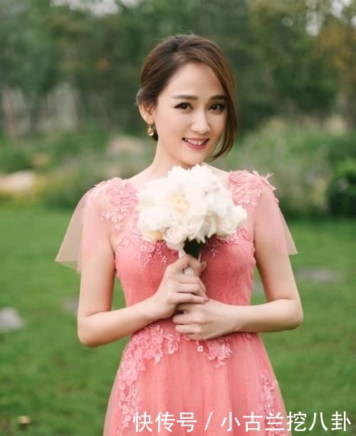  们秀恩爱：陈乔恩遇到真爱，照片中的她靠着男友肩膀，宛如一个少女！