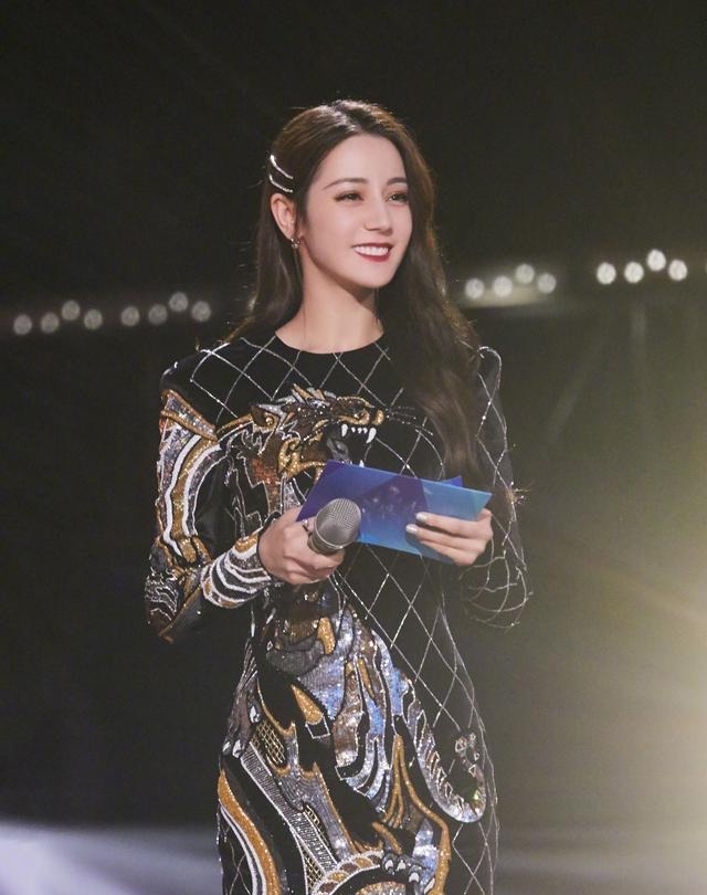 脸部：脸部变得柔和不少，秒变清纯少女，迪丽热巴挑战橘子汽水妆