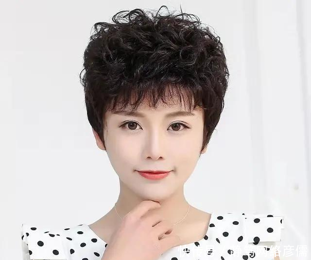 「头发的质」奔四奔五的女人,尽量别弄这“3种”发型,老气横秋不说,还伤发