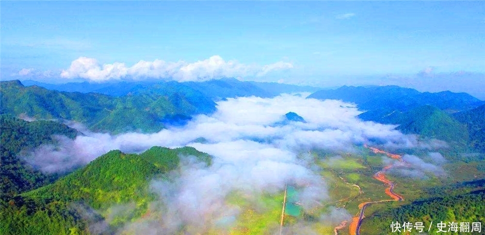 重庆有座村庄建在悬崖边，经过挂壁公路进村，村民都住小别墅