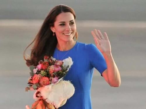 同样是被风掀起裙子，戴安娜的表现就很淡定，而卡米拉却显得很滑