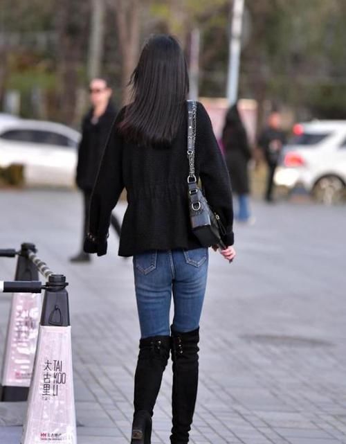  「清新」街拍：天生丽质的美女，一件白色的连衣裙，时尚清新靓丽美