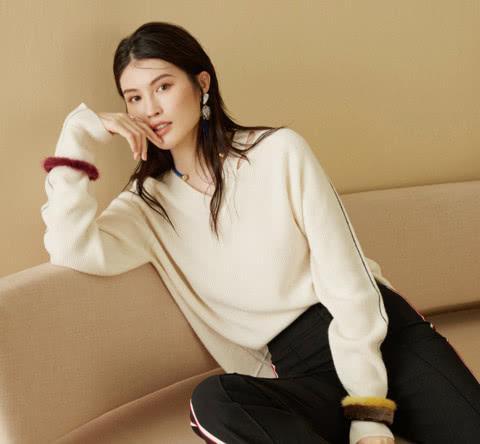 何穗“五五分”西装竟然都能驾驭自如，逆天长腿藏不住好撩人！