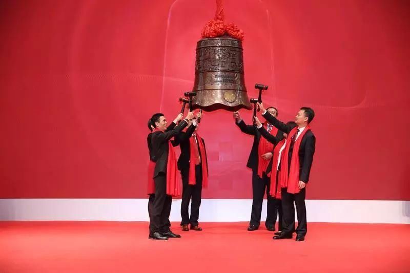 雷军上市敲钟穿得像新郎，画风喜庆我不敢看，史上最全敲钟攻略