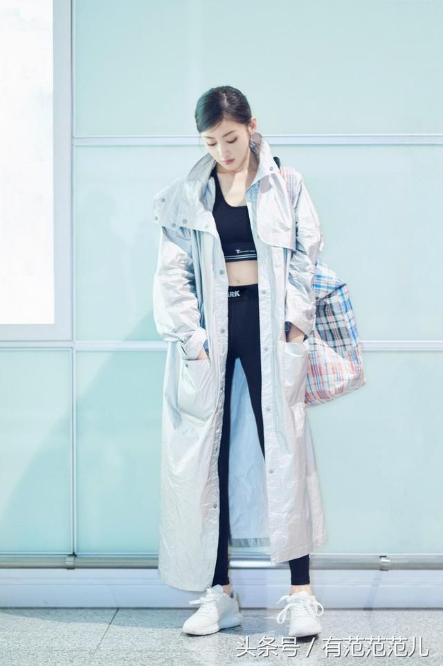 张天爱直接穿运动背心出门，惹得大叔频回头，网友：这腰可出道了