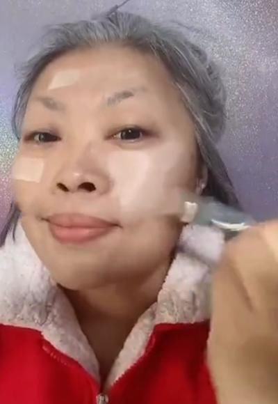  [睡不着]大妈“仿妆”女神妆容，开局丑的睡不着觉，成品想要带你回家