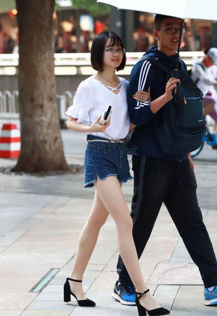 街拍：难得一见的长腿学生妹，眼镜男找的真准！