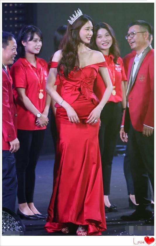 林志玲为扮嫩，43岁穿23的衣服，结果却被凸起的小腹出卖了自己!