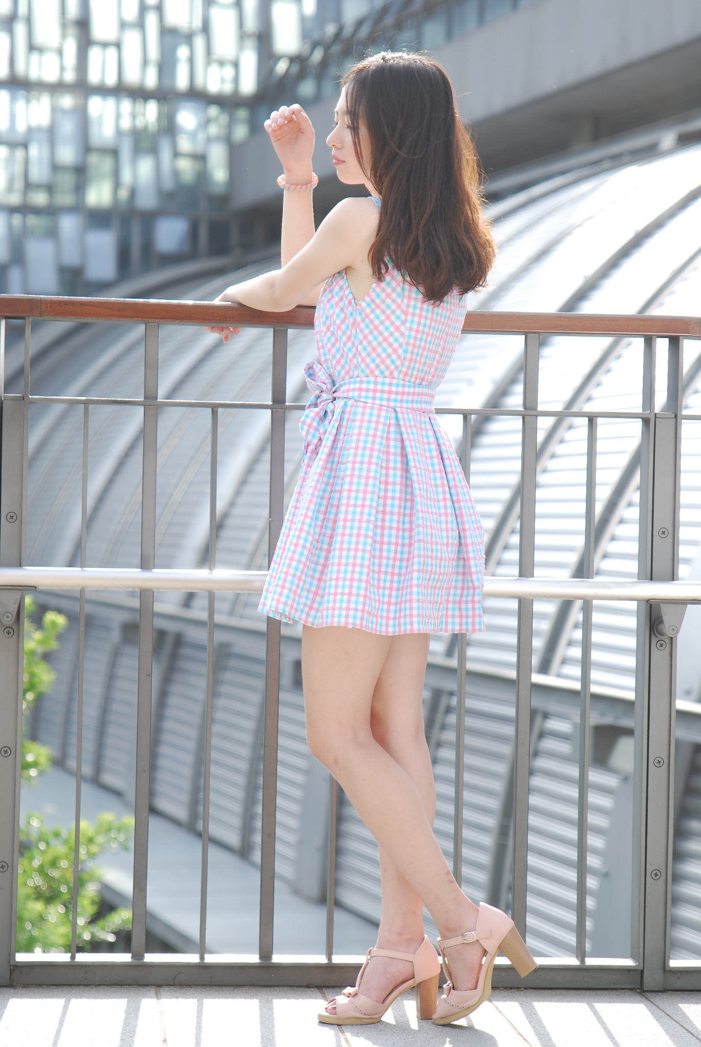  「小姐姐」小姐姐相貌娇美, 肤色白皙, 格子短裙, 娇艳无伦