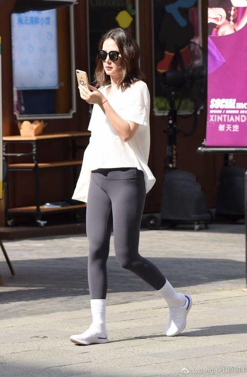 路人街拍,小姐姐选择了一款黑色的紧身裤,自然清新,充满动感