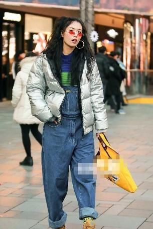 「女人味」路人街拍,小姐姐蓝色西装外套搭配黑色短裤,充满干练的女人味