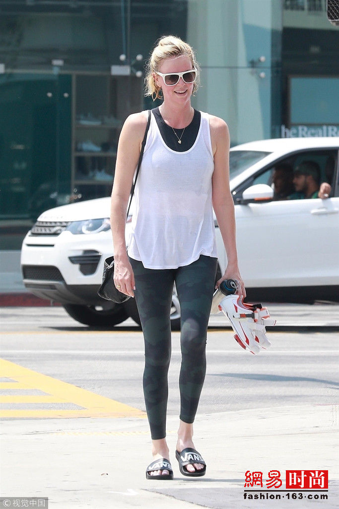 42岁塞隆女神身材不输超模 气质更“能打”