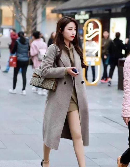  展现出：潮范儿女神来了，街拍：恬静贤淑的美女，一件黑色上衣配黑色短裤，时尚魅力女神范