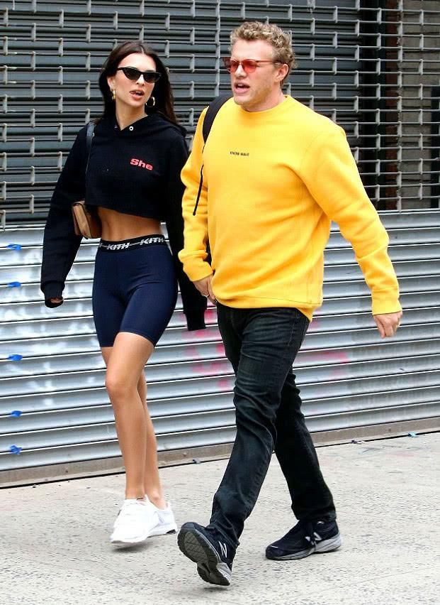 艾米丽身着性感上衣现身纽约，大秀性感身材，网友:真是太敢穿了