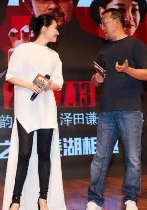 许晴裙子下面穿秋裤，还把秋裤塞凉鞋，网友：像农村大妈