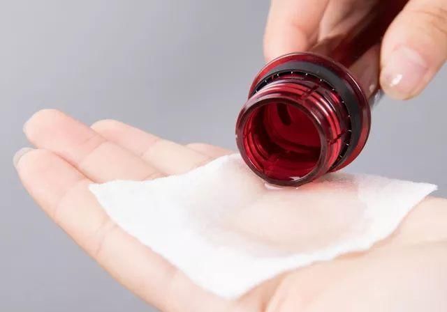  「脸部」女性贴面膜，敷前搞好2件事，敷后搞好3件事，消化吸收实际效果会更强！