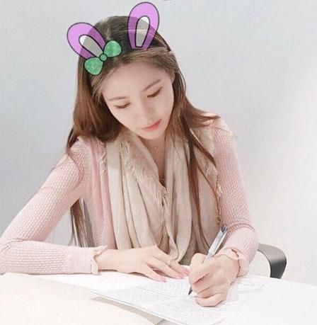 健身女神：白领每天坚持锻炼，身材凹凸有致！