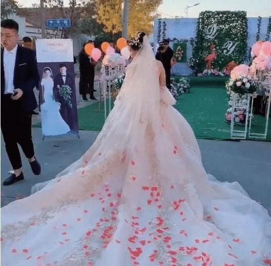  无痕|新娘穿“无痕暗纹婚纱”走红网络，新郎更是惹人羡慕