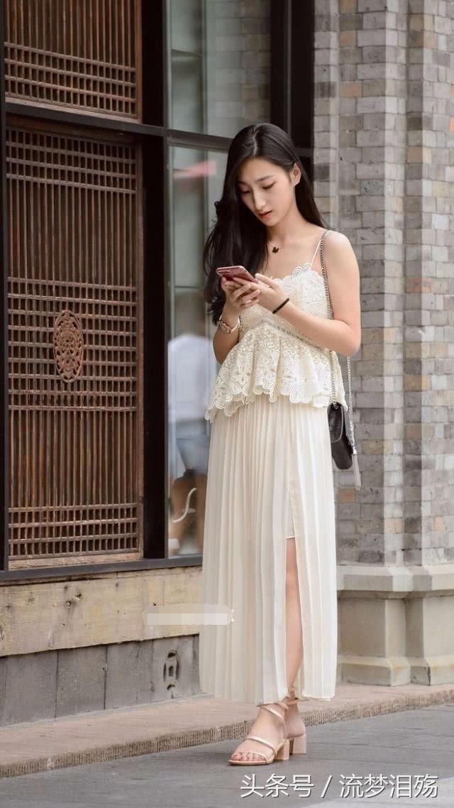 路人街拍，姑娘穿上白色长裙后很有古典美女的那种安静淑女感